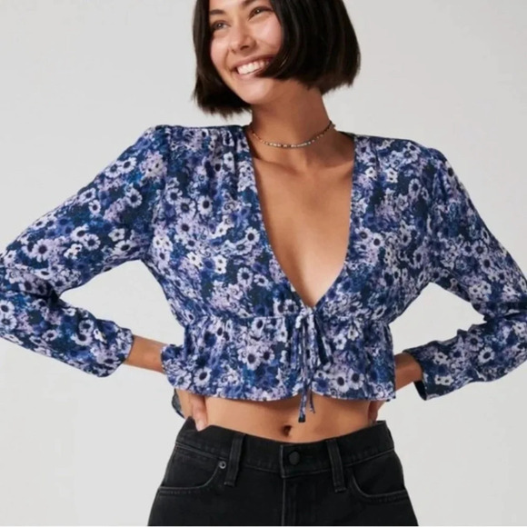 SUNDAY BEST Aritzia Kimberly Blouse Purple Floral Feminine Cropped Tie Size M - Picture 1 of 11
